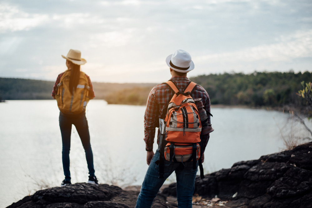 couple-tourists-with-backpacks-mountain